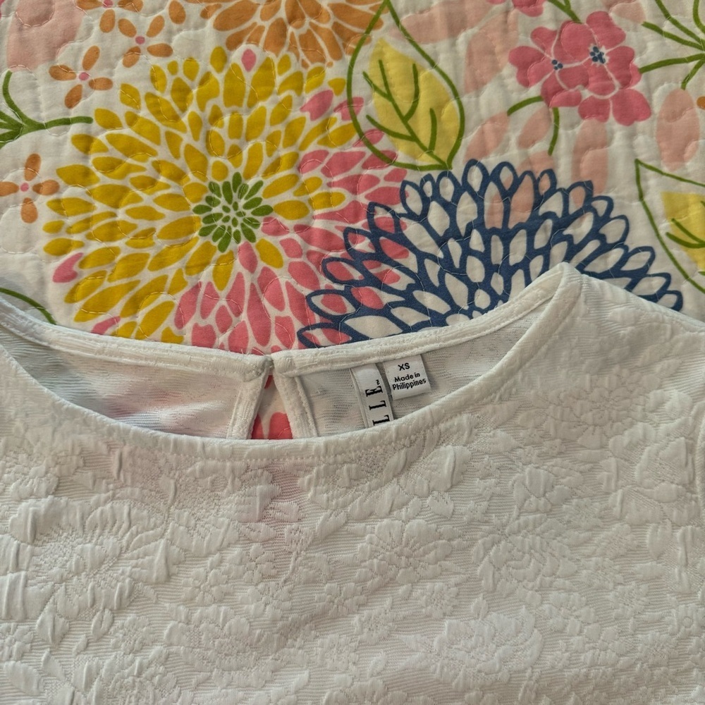 NWT xs Elle short sleeve blouse - Picture 4 of 4